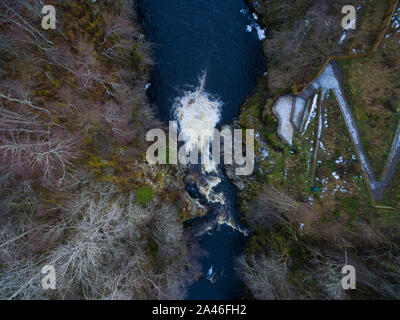 Vue aérienne des chutes de Shin en hiver Sutherland Ecosse UK Banque D'Images