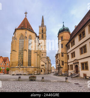 Unterlände (place de l'Église luthérienne) avec saint Jacques (Jakob) Église de Rothenburg ob der Tauber, Bavière, Allemagne, Europe, une partie du pèlerinage Banque D'Images