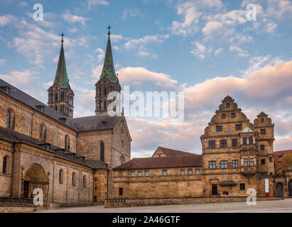 Romane place Domplatz avec la Cathédrale de Bamberg (Bamberger Dom St Peter und St Georg) et Alte Hofhaltung (ancienne cour), une ancienne résidence de t Banque D'Images