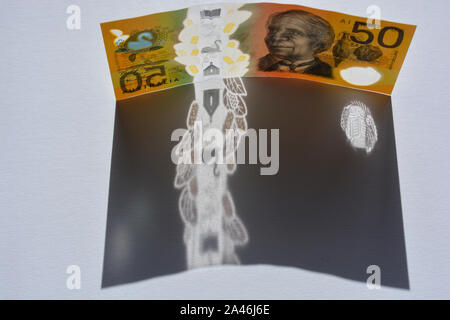 L'Australie de cinquante dollars de billets, rétroéclairé par bande de sécurité en plastique. Banque D'Images