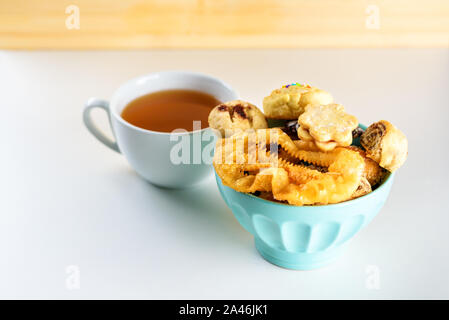 La rupture du jeûne de Yom Kippour avec divers mini cookies et une tasse de thé. L'Arabe des bonbons. Desserts du Moyen-Orient. L'henné fête des Cookies. Les sucreries marocaines. Mimouna Cookies. Banque D'Images