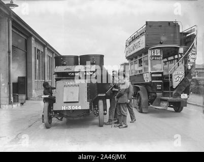 12 mai 1926. Londres, Angleterre. Les troupes britanniques à un dépôt de bus de Londres, contribuant à maintenir les services de base au cours de la grève générale au Royaume-Uni, qui a duré du 3 au 12 mai 1926. Banque D'Images