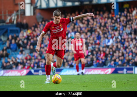 12 octobre 2019, Stade Ibrox, Glasgow, Royaume-Uni. Football Ibrox Stadium, domicile des Glasgow Rangers Football club a accueilli un match entre les Rangers Legends (retraité et ex-joueurs) contre Liverpool Legends (retraité et ex-joueurs) avec Alex McLEISH (ex-Ecosse manager) comme la mangeoire de Rangers et IAN RUSH MBE (ex-Liverpool) avant que le manager de Liverpool. STEVEN GERRARD, qui a joué pour Liverpool et est l'actuel manager des Rangers va jouer pour les deux équipes à un moment durant le match. Credit : Findlay / Alamy News Banque D'Images