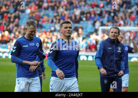 12 octobre 2019, Stade Ibrox, Glasgow, Royaume-Uni. Football Ibrox Stadium, domicile des Glasgow Rangers Football club a accueilli un match entre les Rangers Legends (retraité et ex-joueurs) contre Liverpool Legends (retraité et ex-joueurs) avec Alex McLEISH (ex-Ecosse manager) comme la mangeoire de Rangers et IAN RUSH MBE (ex-Liverpool) avant que le manager de Liverpool. STEVEN GERRARD, qui a joué pour Liverpool et est l'actuel manager des Rangers va jouer pour les deux équipes à un moment durant le match. Credit : Findlay / Alamy News Banque D'Images