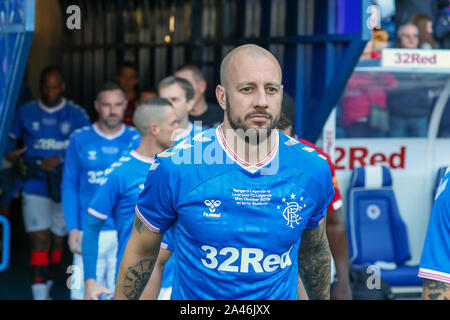 12 octobre 2019, Stade Ibrox, Glasgow, Royaume-Uni. Football Ibrox Stadium, domicile des Glasgow Rangers Football club a accueilli un match entre les Rangers Legends (retraité et ex-joueurs) contre Liverpool Legends (retraité et ex-joueurs) avec Alex McLEISH (ex-Ecosse manager) comme la mangeoire de Rangers et IAN RUSH MBE (ex-Liverpool) avant que le manager de Liverpool. STEVEN GERRARD, qui a joué pour Liverpool et est l'actuel manager des Rangers va jouer pour les deux équipes à un moment durant le match. Credit : Findlay / Alamy News Banque D'Images