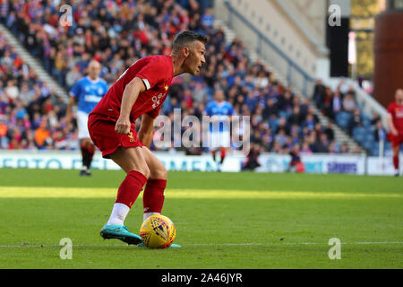 12 octobre 2019, Stade Ibrox, Glasgow, Royaume-Uni. Football Ibrox Stadium, domicile des Glasgow Rangers Football club a accueilli un match entre les Rangers Legends (retraité et ex-joueurs) contre Liverpool Legends (retraité et ex-joueurs) avec Alex McLEISH (ex-Ecosse manager) comme la mangeoire de Rangers et IAN RUSH MBE (ex-Liverpool) avant que le manager de Liverpool. STEVEN GERRARD, qui a joué pour Liverpool et est l'actuel manager des Rangers va jouer pour les deux équipes à un moment durant le match. Credit : Findlay / Alamy News Banque D'Images