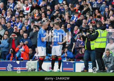 12 octobre 2019, Stade Ibrox, Glasgow, Royaume-Uni. Football Ibrox Stadium, domicile des Glasgow Rangers Football club a accueilli un match entre les Rangers Legends (retraité et ex-joueurs) contre Liverpool Legends (retraité et ex-joueurs) avec Alex McLEISH (ex-Ecosse manager) comme la mangeoire de Rangers et IAN RUSH MBE (ex-Liverpool) avant que le manager de Liverpool. STEVEN GERRARD, qui a joué pour Liverpool et est l'actuel manager des Rangers va jouer pour les deux équipes à un moment durant le match. Credit : Findlay / Alamy News Banque D'Images