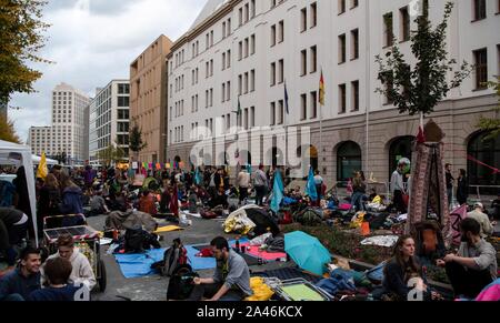 Berlin, Allemagne. 12 octobre, 2019. Les militants de l'Extinction le bloc de rébellion Stresemannstraße devant le ministère fédéral de l'environnement. En fonction de l'Extinction du mouvement de rébellion (XR), plusieurs centaines de militants syndicaux se sont réunis le samedi après-midi, à l'avant de la ministère fédéral de l'environnement et sur d'autres parties de Stresemannstrasse près de la Potsdamer Platz. La Stresemannstraße seront occupés jusqu'à dimanche, ils ont dit. Crédit : Paul Zinken/dpa/Alamy Live News Banque D'Images