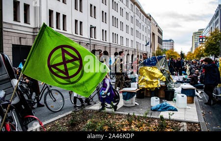 Berlin, Allemagne. 12 octobre, 2019. Les militants de l'Extinction le bloc de rébellion Stresemannstraße devant le ministère fédéral de l'environnement. En fonction de l'Extinction du mouvement de rébellion (XR), plusieurs centaines de militants syndicaux se sont réunis le samedi après-midi, à l'avant de la ministère fédéral de l'environnement et sur d'autres parties de Stresemannstrasse près de la Potsdamer Platz. La Stresemannstraße seront occupés jusqu'à dimanche, ils ont dit. Crédit : Paul Zinken/dpa/Alamy Live News Banque D'Images