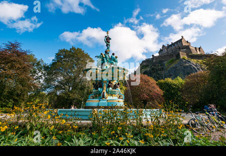 Jardin de Princes Street, Édimbourg, Écosse, Royaume-Uni, le 12 octobre 2019. Météo France : une journée ensoleillée d'automne dans la capitale en vue de la fontaine et le château d'Édimbourg rock Banque D'Images