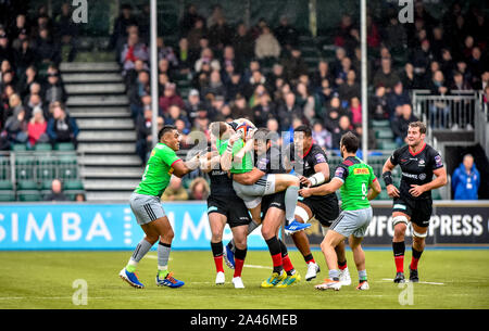 Allianz Park, Londres, Angleterre, Royaume-Uni, 12 octobre 2019. Mike Brown des Harlequins abordés au cours de la Premiership Rugby Cup match entre sarrasins et Harlequins à l'Allianz Park, Londres, Angleterre le 12 octobre 2019. Photo par Phil Hutchinson. Usage éditorial uniquement, licence requise pour un usage commercial. Aucune utilisation de pari, de jeux ou d'un seul club/ligue/dvd publications. Credit : UK Sports Photos Ltd/Alamy Live News Banque D'Images