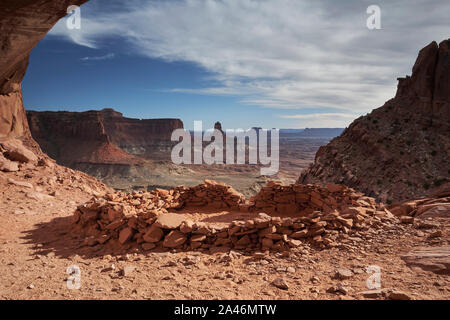 Vue de la tour de chandelier False Kiva dans l'île dans le ciel de l'unité de Canyonlands National Park, Utah, USA Banque D'Images