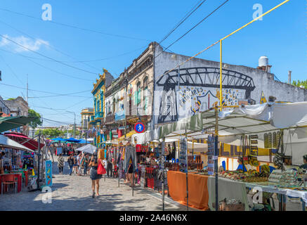 Les étals de marché sur Calle del Valle Iberlucea dans quartier de La Boca de Buenos Aires, Argentine Banque D'Images