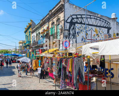 Les étals de marché sur Calle del Valle Iberlucea dans quartier de La Boca de Buenos Aires, Argentine Banque D'Images