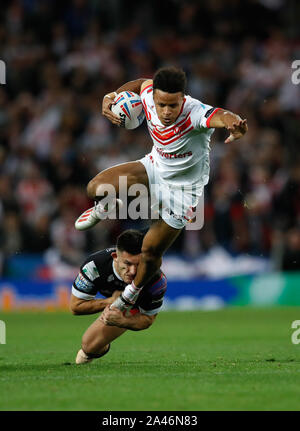 St Helens' Regan Grace est attaquer par des Diables Rouges de Salford Niall Evalds durant la Grande Finale de la Super League Betfred à Old Trafford, Manchester. Banque D'Images