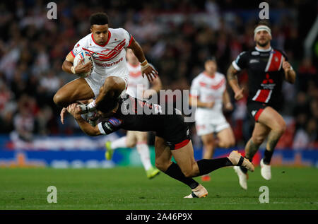 St Helens' Regan Grace est attaquer par des Diables Rouges de Salford Niall Evalds durant la Grande Finale de la Super League Betfred à Old Trafford, Manchester. Banque D'Images