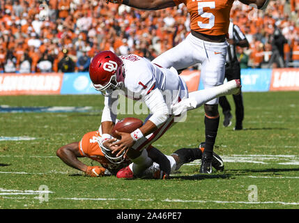 Oct 12, 2019 : Oklahoma Sooners quarterback Jalen fait mal # 1 fumbles la balle au premier trimestre au cours de la rivalité de la rivière Rouge de la NCAA match entre l'Université de l'Oklahoma Sooners et l'Université de Texas longhorns au Cotton Bowl Stadium à Fair Park à Dallas, TX Albert Pena/CSM Banque D'Images