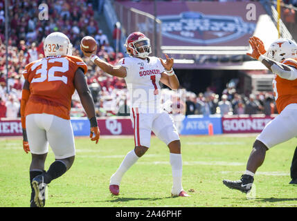 Oct 12, 2019 : Oklahoma Sooners quarterback Jalen fait mal # 1 passe et est intercepté au deuxième trimestre au cours de la rivalité de la rivière Rouge de la NCAA match entre l'Université de l'Oklahoma Sooners et l'Université de Texas longhorns au Cotton Bowl Stadium à Fair Park à Dallas, TX Albert Pena/CSM Banque D'Images