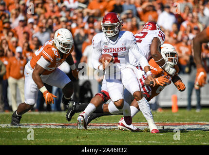 Oct 12, 2019 : Oklahoma Sooners quarterback Jalen fait mal # 1 brouille avec la balle dans le premier trimestre au cours de la rivalité de la rivière Rouge de la NCAA match entre l'Université de l'Oklahoma Sooners et l'Université de Texas longhorns au Cotton Bowl Stadium à Fair Park à Dallas, TX Albert Pena/CSM Banque D'Images