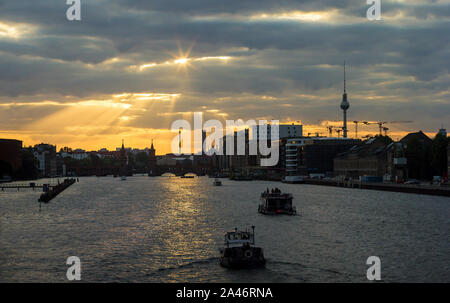 Toits de Berlin cityscape coucher du soleil spree grande ville soirée d'automne soir Banque D'Images