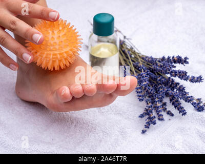 Massage de réflexologie des pieds avec massage ball dans une pratique Banque D'Images