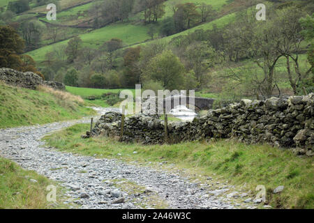 Le pont de pierre sur la rivière en Longsleddale Sadgill au sprint au début de l'Gatescarth Pass, Parc National de Lake District, Cumbria. L'Angleterre. Banque D'Images