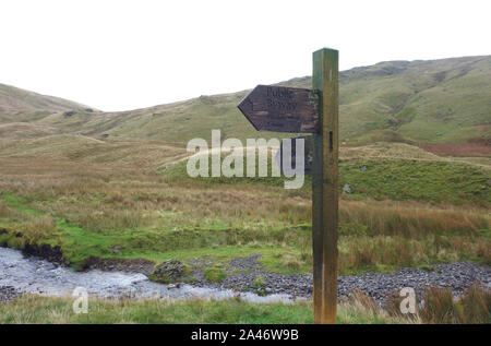 Panneau de bois humide pour le Gatescarth Mardale tête sur la voie de passage dans la vallée de l'Longsleddale, Parc National de Lake District, Cumbria. Angleterre, Royaume-Uni. Banque D'Images