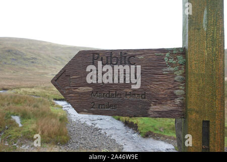 Panneau de bois humide pour le Gatescarth Mardale tête sur la voie de passage dans la vallée de l'Longsleddale, Parc National de Lake District, Cumbria. Angleterre, Royaume-Uni. Banque D'Images