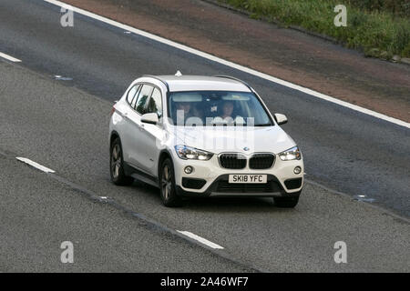 2018 BMW X1 blanche Sdrive18D SE ; voyageant sur l'autoroute M6 près de Preston dans le Lancashire, Royaume-Uni Banque D'Images