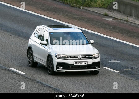 2019 Volkswagen VW Tiguan R-Line Tech Tdi voyageant sur l'autoroute M61, près de Manchester, Royaume-Uni Banque D'Images