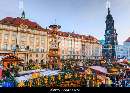 Dresde, Allemagne - 16 décembre 2016 : visite du marché de Noël Striezelmarkt à Dresde, Allemagne. Banque D'Images