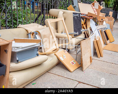 Élimination des déchets Collecte des déchets encombrants sur le bord de la route Banque D'Images