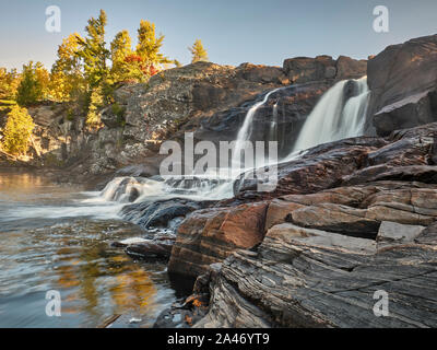 De faibles niveaux d'eau au débit de High Falls Bracebridge (Ontario) sur un drap frais journée d'automne. Banque D'Images