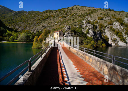 Eremo di San Domenico sur le lac San Domenico près de Arpino, Abruzzo, Italie. Le pont est le Ponte Don Serafino Rossi. Banque D'Images