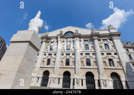 MILAN, ITALIE - août 2019 ; le doigt du milieu de la sculpture en face de la Bourse Banque D'Images