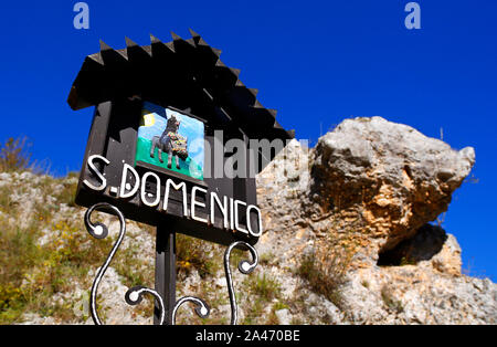 Panneau en bois pour l'Eremo di San Domenico sur le lac San Domenico près de Arpino, Abruzzo, Italie. Banque D'Images