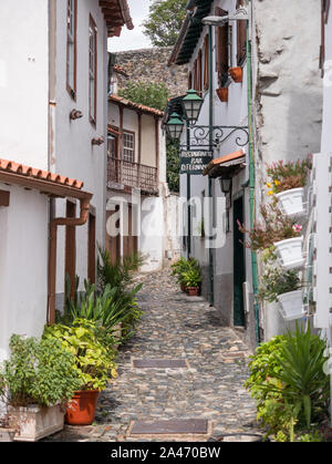Vue détaillée de la vieille ville près du château, une rue étroite décorée, l'emplacement d'un bar et restaurant, à Bragança, Portugal Banque D'Images