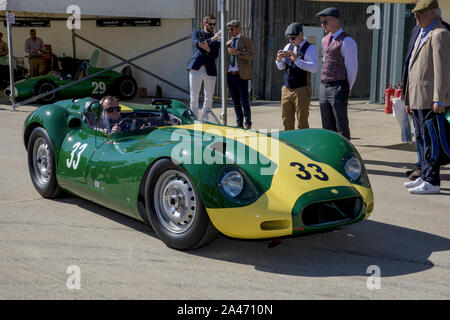 1959 Lister-Jaguar 'dite nodulaire' se déplaçant dans le paddock au Goodwood Revival 2019, Sussex, UK. Sussex Trophy participant. Banque D'Images