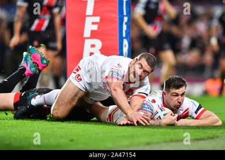 12 octobre 2019, Old Trafford, Manchester, Angleterre ; la Grande Finale 2019, Saint Helens v Salford Red Devils : Mark Percival (4) de Saint Helens marque un essai Crédit : Craig Thomas/News Images Banque D'Images