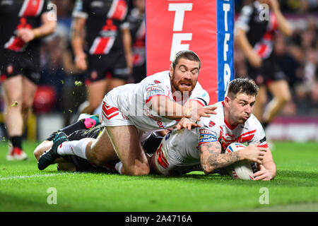 12 octobre 2019, Old Trafford, Manchester, Angleterre ; la Grande Finale 2019, Saint Helens v Salford Red Devils : Mark Percival (4) de Saint Helens marque un essai Crédit : Craig Thomas/News Images Banque D'Images