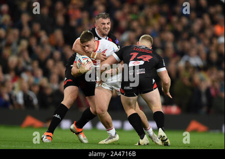 12 octobre 2019, Old Trafford, Manchester, Angleterre ; la Grande Finale 2019, Saint Helens v Salford Red Devils : Morgan Knowles (15) de Saint Helens est abordé par Joey Lussick (14) Diables Rouges de Salford et Adam Walker (15) Diables Rouges de Salford Crédit : Richard Long/News Images Banque D'Images