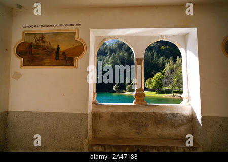 Vue depuis l'Eremo di San Domenico sur le lac San Domenico près de Arpino, Abruzzo, Italie. Banque D'Images