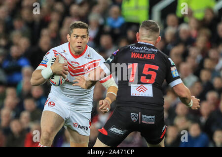 12 octobre 2019, Old Trafford, Manchester, Angleterre ; la Grande Finale 2019, Saint Helens v Salford Red Devils : Louie McCarthy-Scarsbrook (13) de St Helens recherche une manière passé Adam Walker (15) Diables Rouges de Salford Crédit : Mark Cosgrove/News Images Banque D'Images