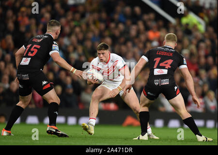 12 octobre 2019, Old Trafford, Manchester, Angleterre ; la Grande Finale 2019, Saint Helens v Salford Red Devils : Morgan Knowles (15) de Saint Helens devant Joey Lussick (14) Diables Rouges de Salford et Adam Walker (15) Diables Rouges de Salford Crédit : Richard Long/News Images Banque D'Images