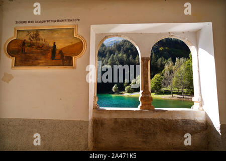 Vue depuis l'Eremo di San Domenico sur le lac San Domenico près de Arpino, Abruzzo, Italie. Banque D'Images