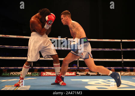 John Joyce contre Jordan Grannum, concours de poids moyen en première Direct Arena, Leeds. Banque D'Images