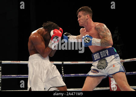 John Joyce contre Jordan Grannum, concours de poids moyen en première Direct Arena, Leeds. Banque D'Images