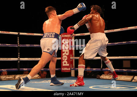John Joyce contre Jordan Grannum, concours de poids moyen en première Direct Arena, Leeds. Banque D'Images