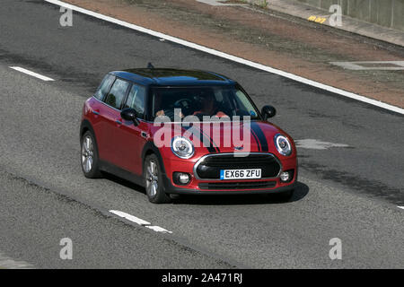 2016 MINI Clubman Cooper ; voyageant sur l'autoroute M6 près de Preston dans le Lancashire, Royaume-Uni Banque D'Images