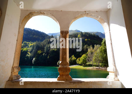 Vue depuis l'Eremo di San Domenico sur le lac San Domenico près de Arpino, Abruzzo, Italie. Banque D'Images